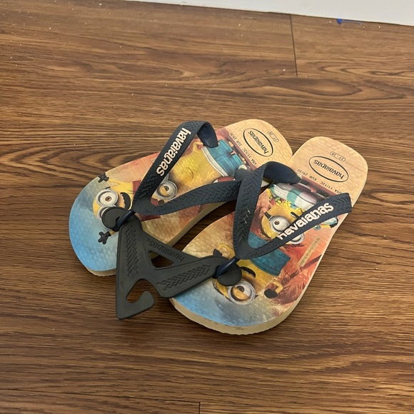 NEW Havaianas Minions Beach Sunset Sandals Flip Flops Size 11/12C - Picture 1 of 4